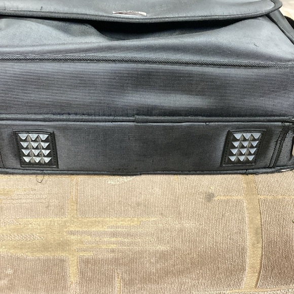 Targus briefcase black, over the shoulder,standing and laptop case! - Picture 4 of 5